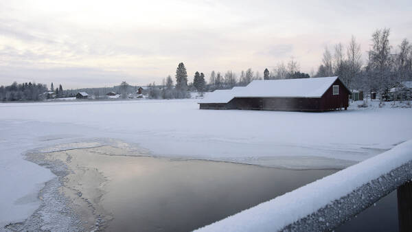 Päijänteen lahdilla uskaltaa jo ulkoilla, mutta virtauspaikkoja, kuten...