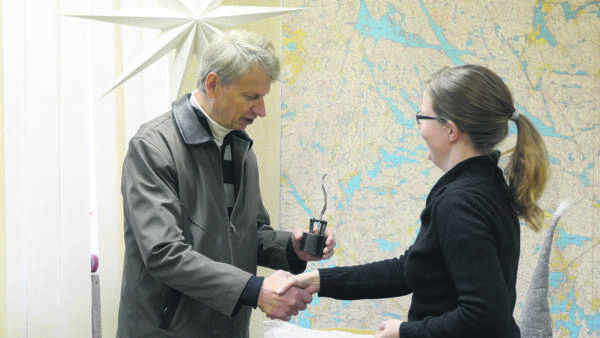 Heikki Vilppala vastaanottaa Vuoden tiedottaja -palkinnon Kuhmoisten Sanomien...