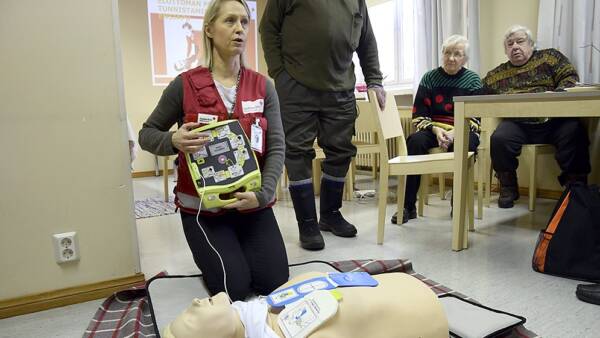 SPR:n Pirjo Mattila näytti viime viikolla Torstaituvassa, kuinka...