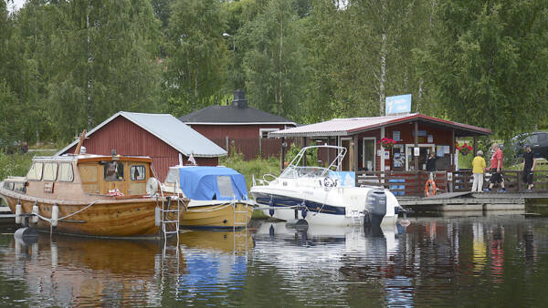 Kuhmoisten Sahanranta on kävijöiden mielestä hyvin palveleva vierasvenesatama....