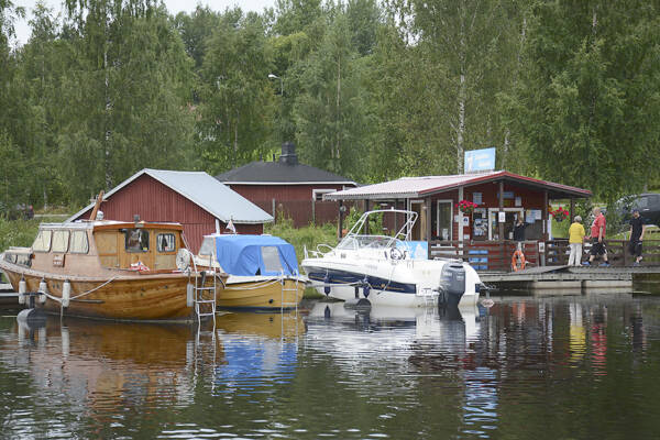 Kuhmoisten Sahanranta on kävijöiden mielestä hyvin palveleva vierasvenesatama....
