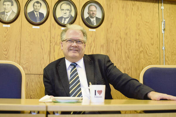 Pirkanmaan maakuntajohtaja Esa Halme kannusti vierailullaan Kuhmoisia aktiivisuuteen...