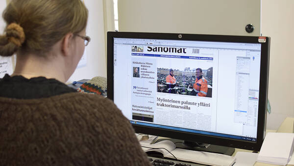 Toimittaja Anna Karhila lähetti uudistuneen lehden painoon tiistaina...