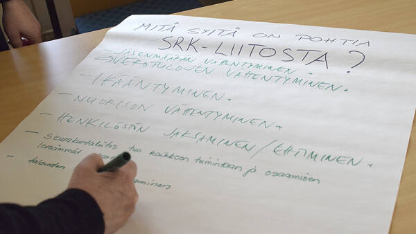 Tiistaina järjestetyssä keskusteluillassa osallistujat pääsivät hahmottelemaan paperille, mikä...