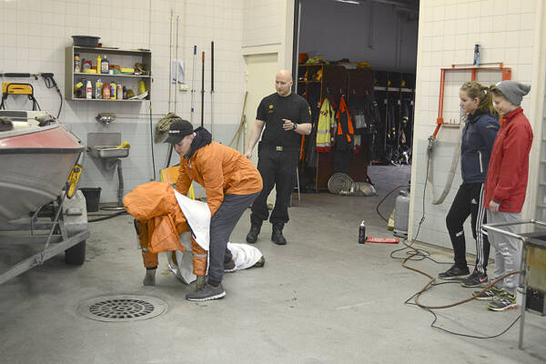 Atte Ojala sammuttaa palavaa ihmistä Nou hätä -harjoituksessa...