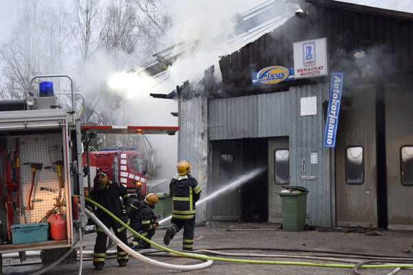 Hallia sammuttamassa oli pelastuslaitoksen yksiköitä Kuhmoisista, Jämsästä ja...