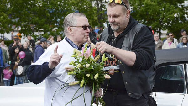 Harald Relander ylisti Kuhmoista  Kiepsaus-torilla juontaja Jari...