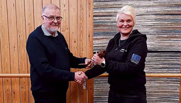 Lilja Järvinen (oikealla) vastaanotti Vesuri-ryhmän puheenjohtajan nuijan Ossi...