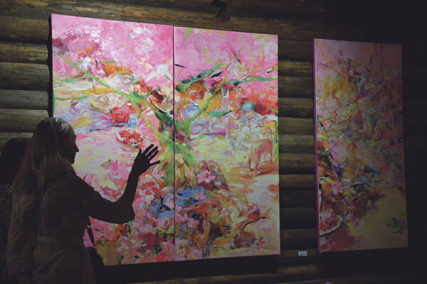 Svetlana Ruoho valitsi Riihigallerian näyttelyyn värimaailmaksi vaaleanpunaisen, joka...