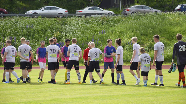 Perinteisen jalkapallon kyläturnauksen voitti valkopaitainen Kirkonkylä United. Lauantaina...