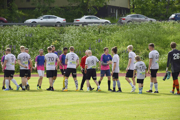 Perinteisen jalkapallon kyläturnauksen voitti valkopaitainen Kirkonkylä United. Lauantaina...