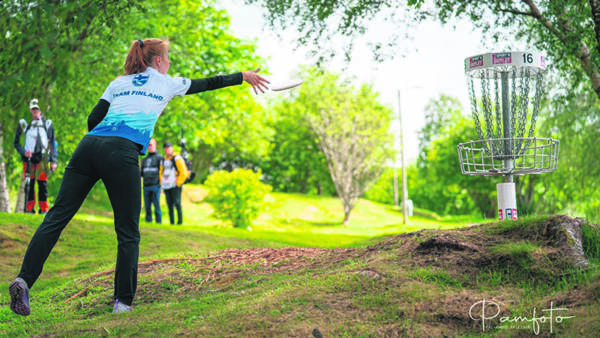 Kuhmoisten Sanomat seuraa Jenni Karppisen otteita frisbeegolfin MM-kisoissa....