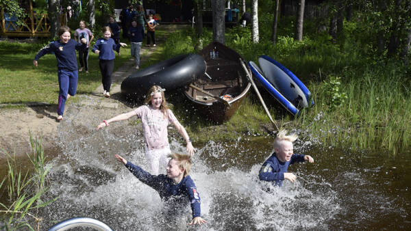 Aarre Guinness, Laila Virtanen ja Onni Sääskilahti kirmasivat...