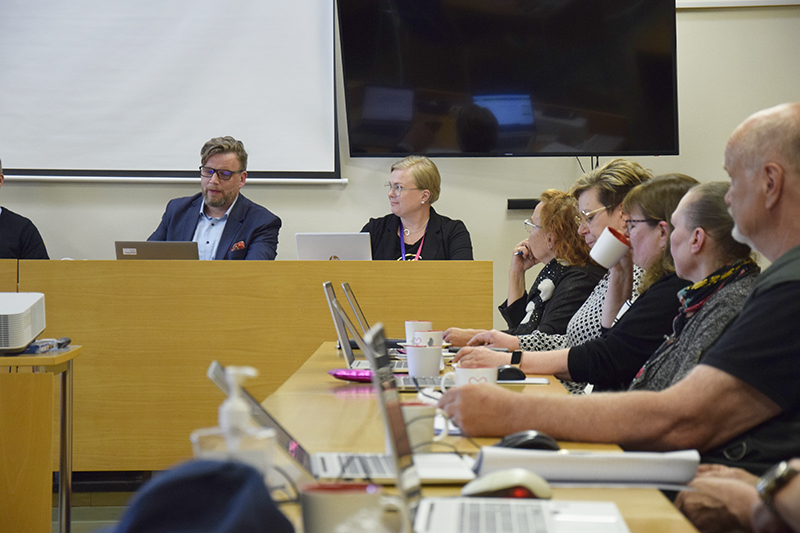 Kunnanvaltuuston puheenjohtaja Kimmo Malin (vasemmalla) joutui huomauttamaan valtuutettuja...