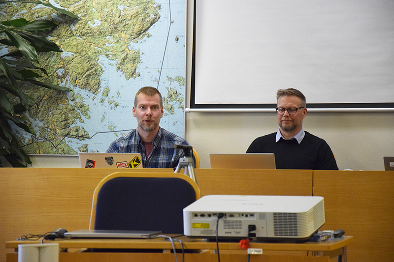 Kunnanhallituksen puheenjohtaja Pekka Pitkäranta (vasemmalla) oli tyytyväinen siihen...