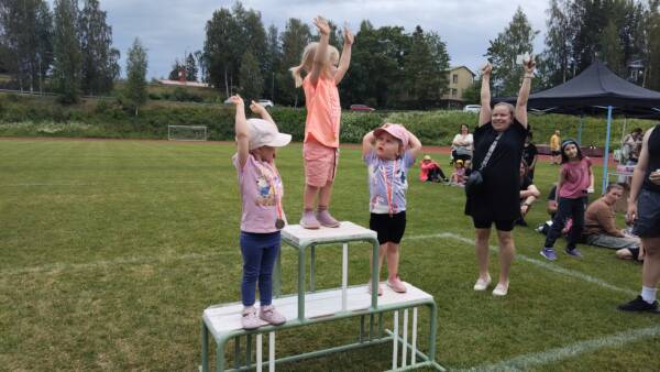 Voittajien on helppo tuulettaa. Samoin kannatus- ja huoltojoukkojen.