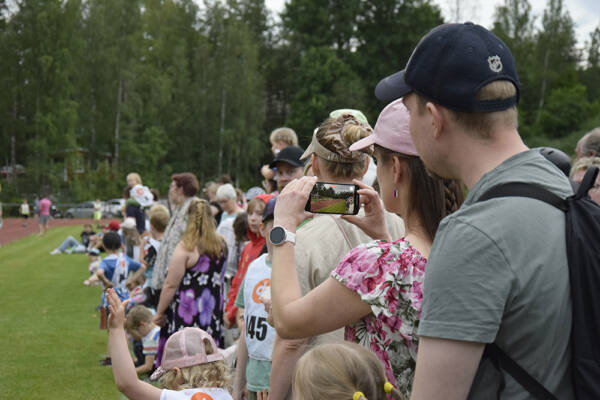 Heinäkuiset hippokisat keräsivät urheilukentälle runsaasti yleisöä. Kuva: Katja