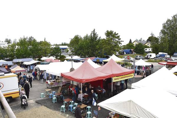 Kuhmoisten Kulttuuriyhdistyksen puheenjohtaja Ari Kajander on itsekin kausiasukas....
