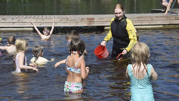 Tänä kesänä uimakouluihin osallistui lähes 60 oppilasta. Nuorimmat...