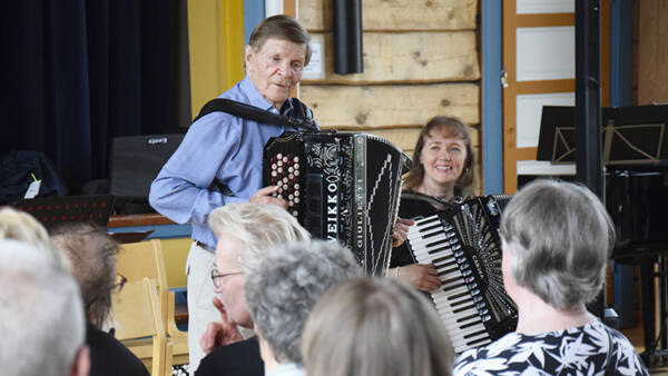 Veikko Ahvenainen ja Carina Nordlund soittavat yleisölle, eivät...