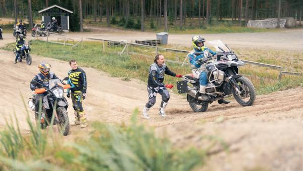 Himoksella järjestettävään koulutusviikonloppuun osallistuu 250 motoristia. Heitä voi...