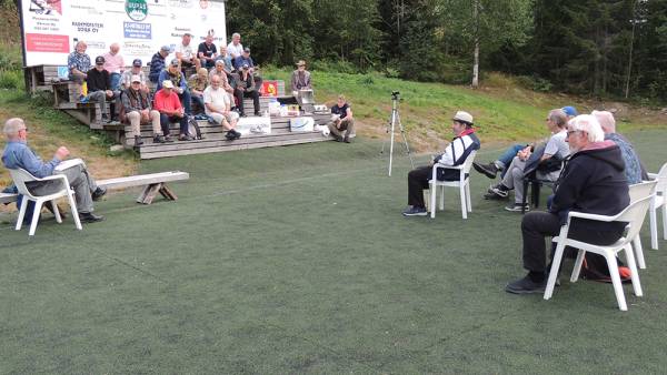 Hannu Sarhemaa  kertoi monipuolisesta kotisaarestaan ja lähes