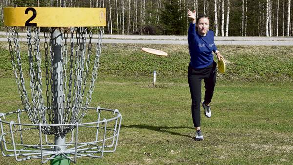 Kuhmoisten Sanomat kuvasi Jenni Karppisen keväällä 2024.