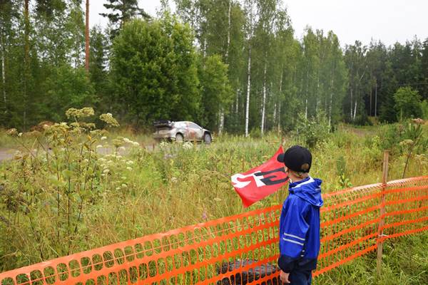 Yhdeksänvuotias Leo pääsi tuulettamaan omalle suosikkikuljettajalleen Kalle Rovanperälle....