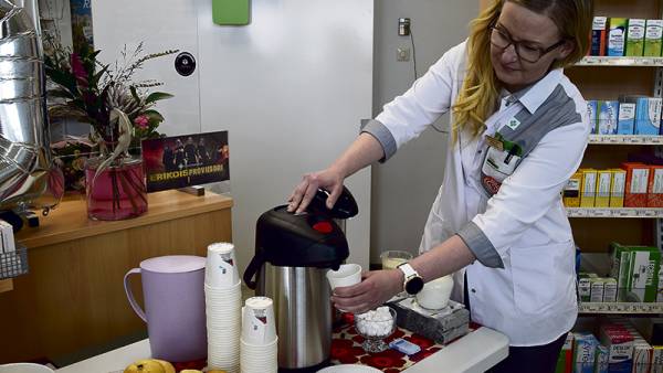 Apteekkari Sanna Taimisto on pyörittänyt Kuhmoisten apteekkia vuoden,...