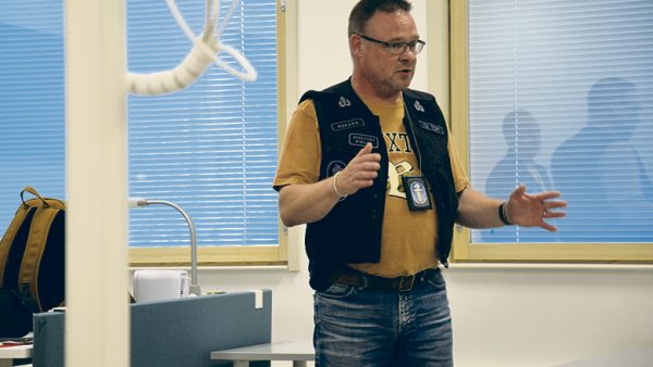 Koulupoliisi Marko Sokura Tampereen pääpoliisiasemalta muistuttaa, että yhteiskunnan...