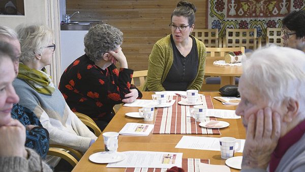 Pöydän päässä istuva lähitoriohjaaja Elina Sihto on jatkossa...