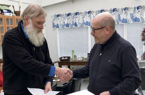 Vesialueen vuokraamista koskeva sopimus allekirjoitettiin 18.3.2025, vasemmalla Päijälän...