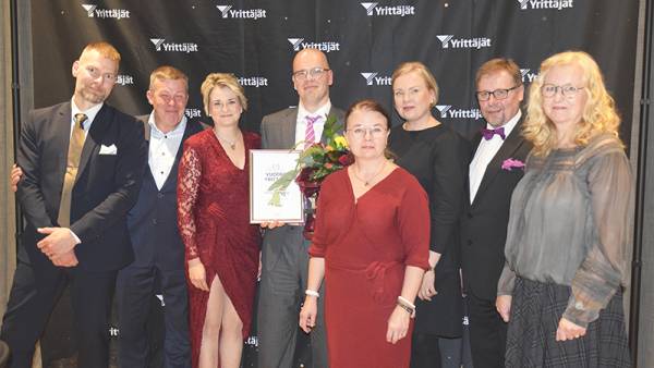 Vuoden yrittäjän Jaakko Viitalähteen (kuvassa neljäs vasemmalta) kanssa...