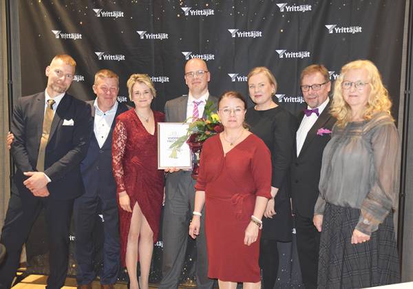 Vuoden yrittäjän Jaakko Viitalähteen (kuvassa neljäs vasemmalta) kanssa...