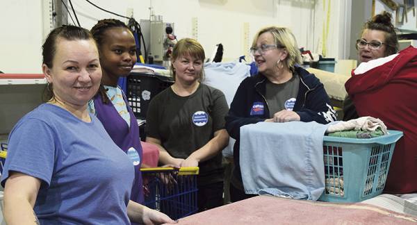 Kuhmoisten Siivouspalveluilla työskennellään kolmella kielellä. Yrittäjä Eija Heinoselle...