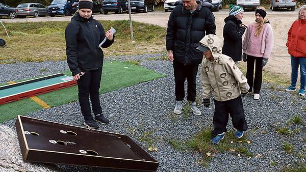 Yksi laji lasten olympialaisissa oli pallonheitto. Kuva: Ani