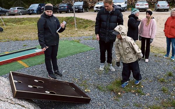 Yksi laji lasten olympialaisissa oli pallonheitto. Kuva: Ani