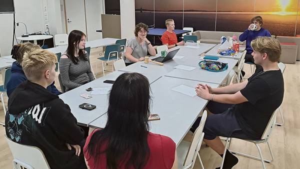 Nuorisovaltuuston kautta pääsee vaikuttamaan monipuolisesti. Nuorisovaltuustosta valitaan edustajat...