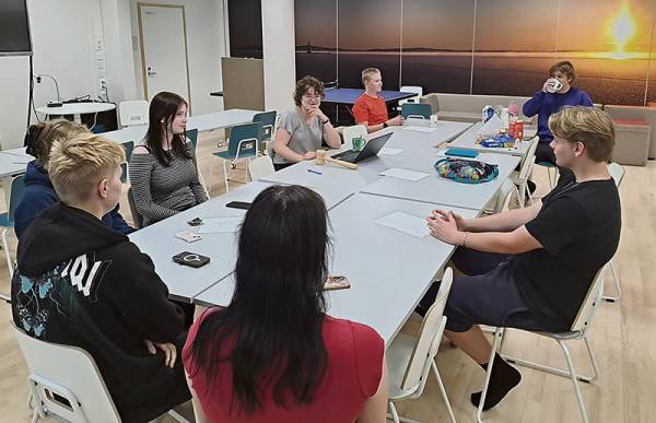 Nuorisovaltuuston kautta pääsee vaikuttamaan monipuolisesti. Nuorisovaltuustosta valitaan edustajat...