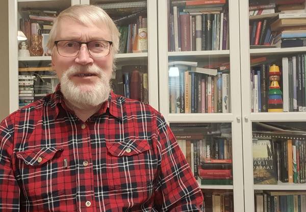 Kirjoittaja on kuhmoislaissyntyinen luontokuvaaja ja kirjailija joka on...