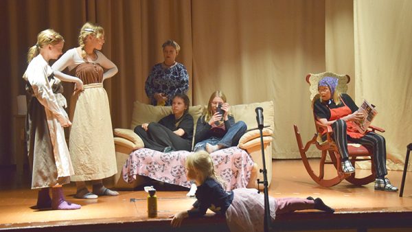 Kuhmoisten Harrastajateatterin 35-vuotisjuhlissa ilahdutti nuorten näyttelijöiden esittämä Digiloikka...