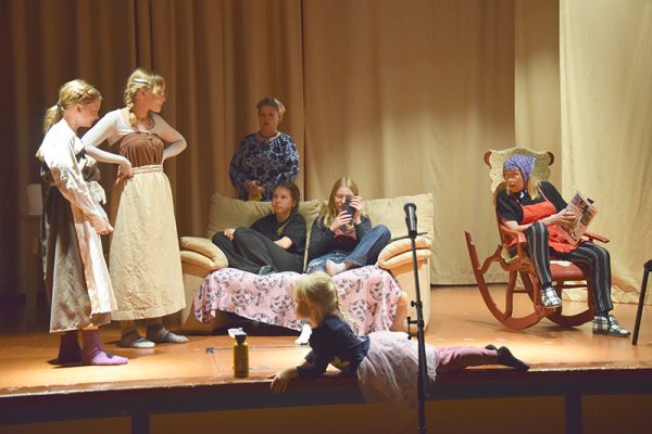 Kuhmoisten Harrastajateatterin 35-vuotisjuhlissa ilahdutti nuorten näyttelijöiden esittämä Digiloikka...