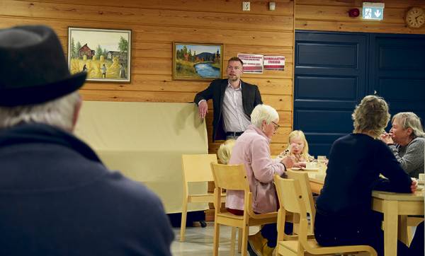 Kunnanhallituksen puheenjohtaja Pekka Pitkäranta kertasi lyhyesti kunnan kuulumiset:...