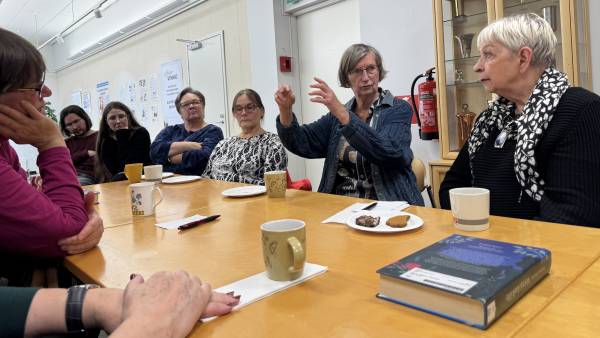 Merja Lättilä (toinen oikealta) oli yksi paikallisista kirjailijoista,...
