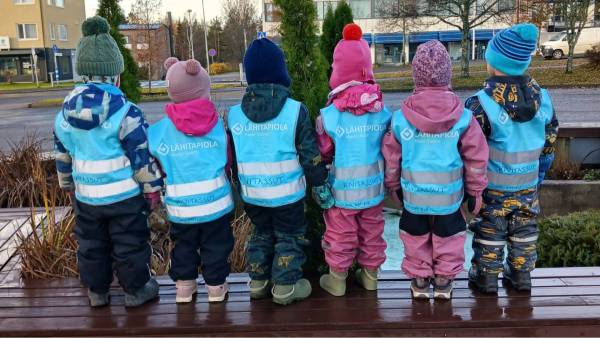 Päiväkoti Saukontassun lapset kulkevat paljon Kuhmoisten keskustassa. Heijastinliivien...