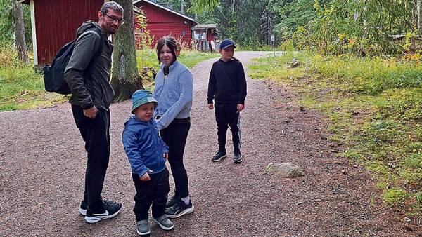 Piilosen perheessä isä ja lapset kulkevat yhdessä metsässä