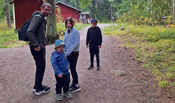 Piilosen perheessä isä ja lapset kulkevat yhdessä metsässä