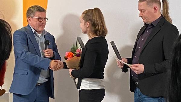 Saara Westerholm (keskellä) otti vastaan Pirhan parhaan työkaverin...