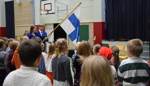 Kuhmoisten yhtenäiskoulun itsenäisyysjuhlassa lippua kantoivat Kasperi Järvenpää sekä