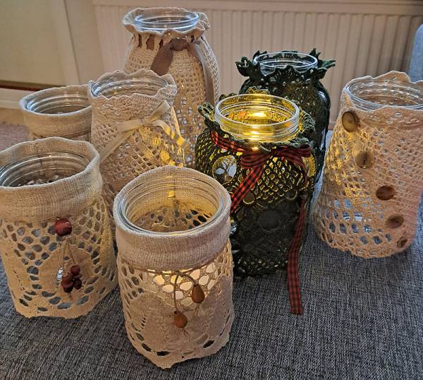 Äidin ja anopin virkkaamia pitsejä riittää vielä sataan...